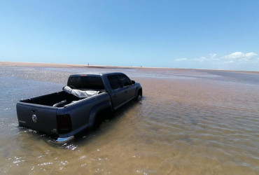 Populares encontram carro de luxo 