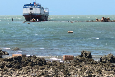 Embarcação encalha em praia do litoral do Piauí com carga de cigarro contrabandeada