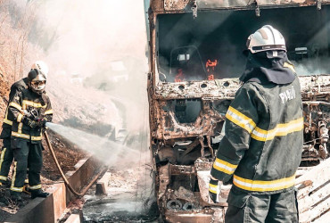 Carreta que fazia transporte de fertilizantes pega fogo na BR-316 em Picos