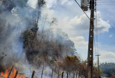 Fio de alta tensão se rompe, deixa moradores sem energia e causa incêndio na zona Leste