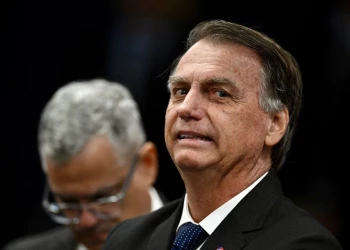Deputado aciona STF e pede prisão preventiva de Bolsonaro por risco de fuga