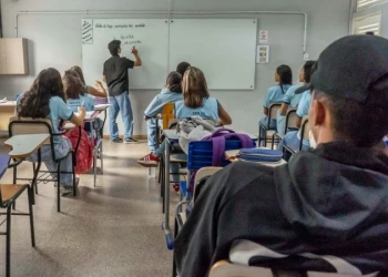 Salário mínimo de professor vai a R$ 5,1 mil em 2026