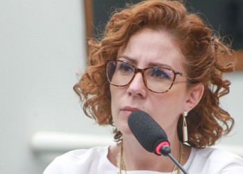 Moraes manda Ministério da Justiça iniciar a extradição de Carla Zambelli