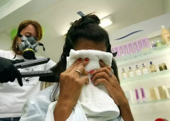 Anvisa alerta sobre uso do formol como alisante de cabelos
