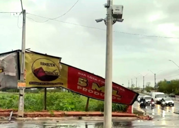 Temporal derruba outdoor, árvores e duas pessoas são resgatadas na forte chuva em Teresina