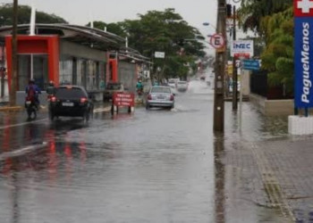 Chuva forte surpreende teresinenses durante a madrugada; fenômeno não estava previsto