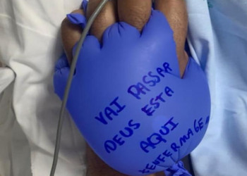 Relembre: enfermeiras usavam luvas com água morna para segurar mão de pacientes com covid