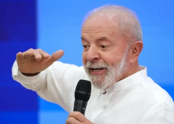 Lula cresce, vence todos do clã Bolsonaro e abre 20 pontos sobre Tarcísio, diz pesquisa