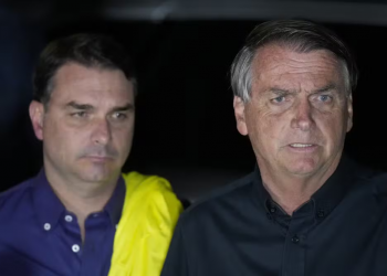 Flávio Bolsonaro diz ter sido escolhido pelo pai para ser o candidato do PL à Presidência