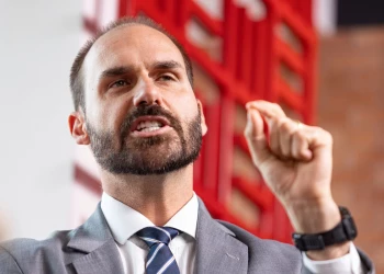 Por unanimidade, STF torna Eduardo Bolsonaro réu por coação