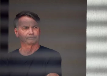 Bolsonaro deixa a prisão para ser internado em Brasília para cirurgia de hérnia