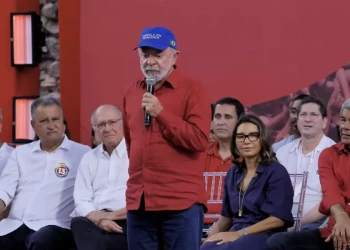 Lula diz que eleição será guerra: 
