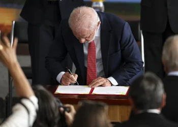 Em evento sobre o 8 de Janeiro, Lula veta integralmente PL que reduz pena de Bolsonaro