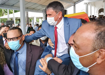 Wellington deixa o Palácio de Karnak pela porta da frente e carregado nos braços do povo