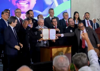 Entregadores de Teresina veem riscos em proposta de valor mínimo em corridas