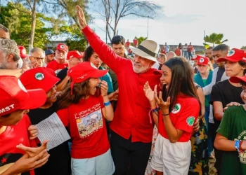 Em ato do MST, Lula diz estar pronto para enfrentar candidato da direita