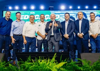 Prefeitos do PL, de Flávio Bolsonaro, tiram fotos com Lula; Valdemar “vai bater neles”