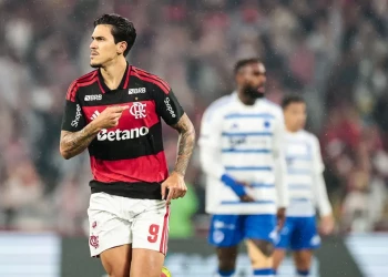 Flamengo vence Cruzeiro no Maracanã em noite marcada por reencontros e tensão