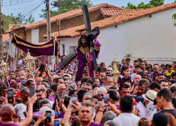 Rafael Fonteles participa de procissão centenária em Oeiras e recebe cidadania em Floriano