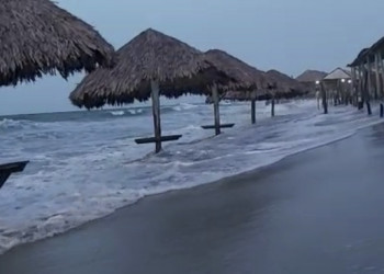 Mar agitado e ressaca no litoral do Piauí viram atração para turistas no Carnaval