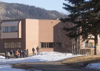 Jovem de 18 anos invade escola e mata 10 alunos a tiros no Canadá; atiradora também morreu