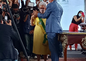 Wellington Dias passa faixa do Governo do Piauí para Regina Sousa