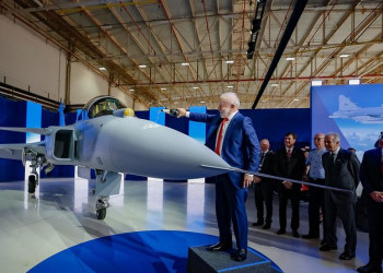 Lula lança o primeiro caça supersônico totalmente produzido no Brasil