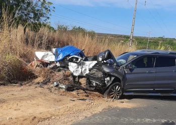 Colisão frontal entre picapes deixa duas pessoas mortas e duas feridas na BR-135