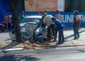 Motorista de 22 anos fica gravemente ferido ao colidir contra árvore em Parnaíba