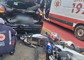 Vídeo: motociclista atravessa vidro de carro e fica preso no porta-malas em acidente