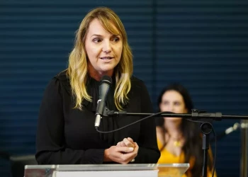 Ex-assessora de Arthur Lira comandava orçamento secreto, aponta Flávio Dino