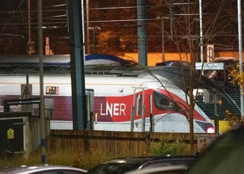 Onze pessoas são esfaqueadas dentro de trem na Inglaterra; dois suspeitos são presos