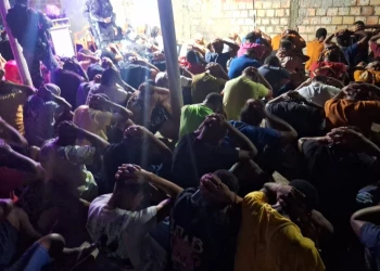 Dez pessoas presas e 26 adolescentes apreendidos em ponto de venda de drogas em Altos