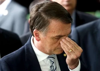 Bolsonaro cumpre prisão domiciliar que filho ironizou nas redes sociais em 2018