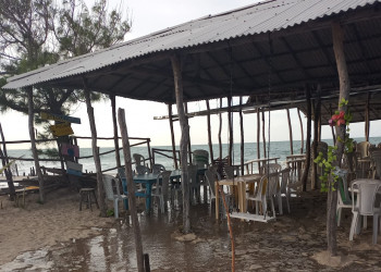 Maré alta faz o mar invadir barracas nas praias do Piauí e vira espetáculo para turistas