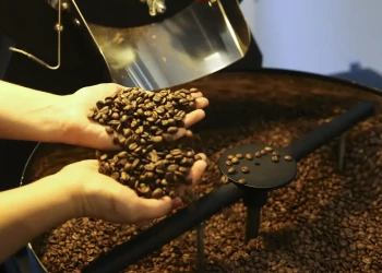 Preço do café deve apresentar leve queda em 2026, mas estoques seguem baixos