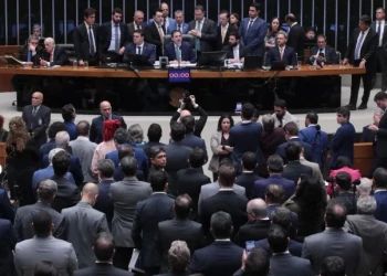 Câmara aprova 'anistia' a golpistas e pena de Bolsonaro cai para dois anos