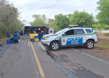 Caminhão carregado de cervejas tomba e interdita PI-112, entre União e Teresina