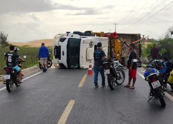 Caminhão de terceirizada da Equatorial tomba em Luís Correia e colaborador fica ferido