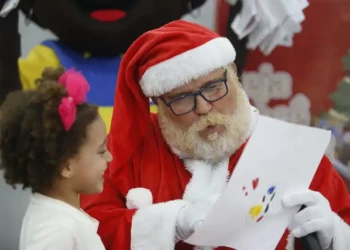 Papai Noel dos Correios chega de helicóptero para lançar campanha no Piauí
