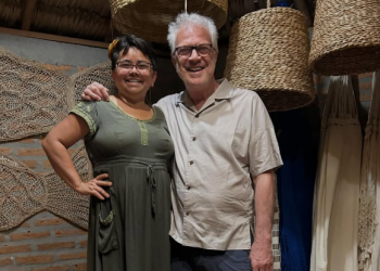 Pedro Bial grava poesia de Nêda, artesã piauiense, durante visita a Barra Grande