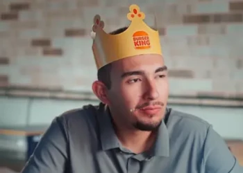 Jovem abandonado em trilha se torna garoto-propaganda de fast food; Veja o vídeo