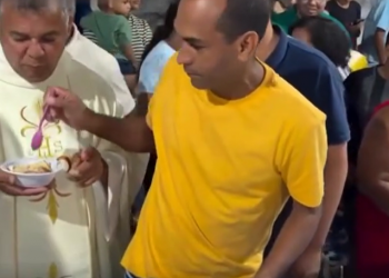 Secretário de Habitação de Miguel Alves tira colher da boca do padre e dá ao prefeito