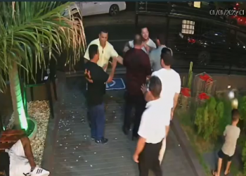 Empresário é indiciado por tomar arma de policial durante confusão em churrascaria