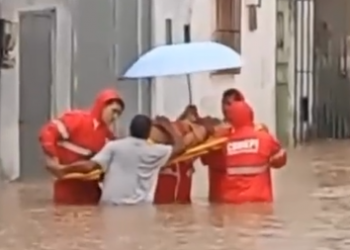 Vídeo: chuvas intensas causam alagamentos e idosa de 97 anos é resgatada em Floriano