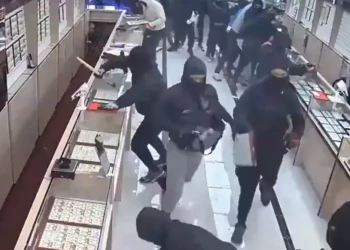 Vídeo de assalto relâmpago mostra ladrões em joalheria nos EUA; prejuízo de US$ 1,7 milhão