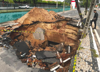 Trecho da Avenida Jóquei Clube está interditado há 8 dias após abertura de cratera