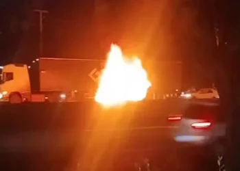 Carro pega fogo e fica completamente destruído na zona Sul de Teresina; vídeo