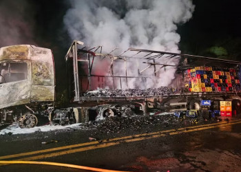 Incêndio destrói carreta lotada de cerveja em Monsenhor Gil; ninguém saiu ferido