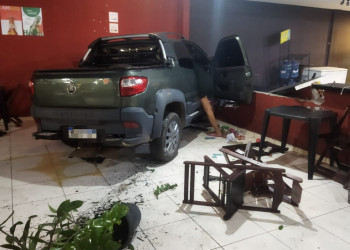 VÍDEO: Motorista invade loja de conveniência e atropela mulher em Teresina